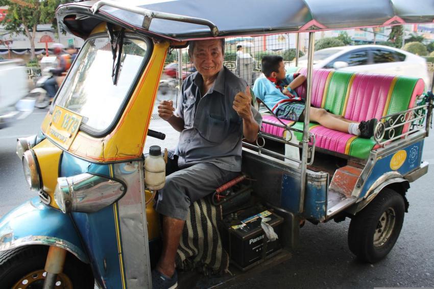tuk tuk 2438979